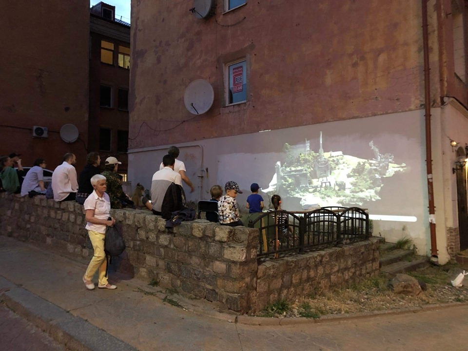 В Калининграде устроили спонтанный кинотеатр под открытым небом