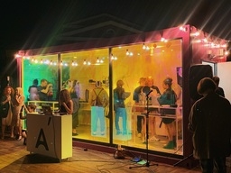 За стеклом: В Калининграде открылся передвижной поп-арт шоу-рум