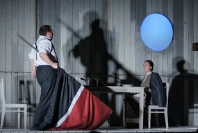 На сцене только двое: Театр Комиссаржевской показал камерный спектакль на «Балтийских сезонах»