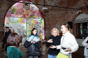 Заклеенная Барби, чучело совы и носки в рамке: В «Воротах» открылась интерактивная выставка «Продукты 24» 