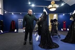 «Югендстиль и мода»: В Музее изобразительных искусств открылась новая выставка Александра Васильева