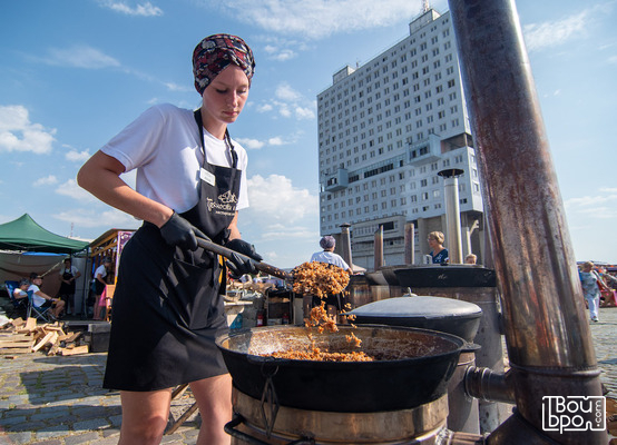 Чех с французом из Калуги и гриль в «Запорожце»: У Дома Советов открылся фестиваль Kaliningrad Street Food