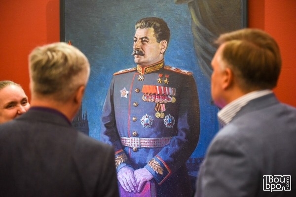 Сталин и картина с Sotheby's: В Калининграде открылась выставка советской живописи 