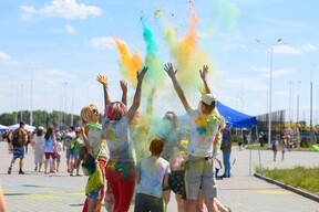 Краски, музыка, жара: На стадионе «Калининград» прошёл фестиваль красок «ЦВЕТОЛЕТОФЕСТ-2023»